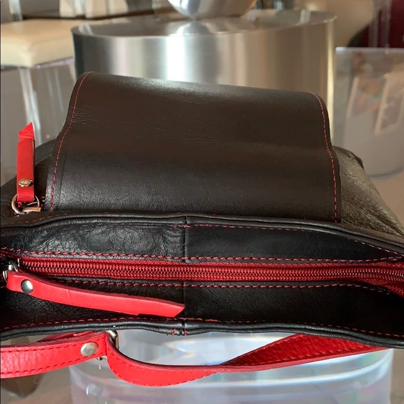 Blk Leather Crossbody Bag by Borgo Degli Etruschi - Picture 5 of 8